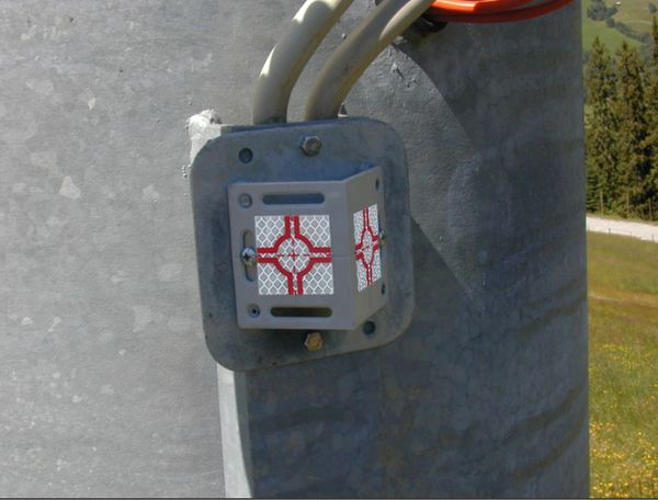 Winkel-Plakette, grau, 2 Reflexzielmarken, 40x40mm