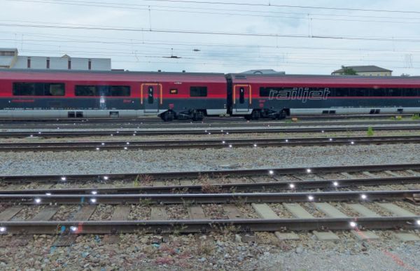 Winkel-Plakette, grau, 2 Reflexzielmarken, 30x30mm