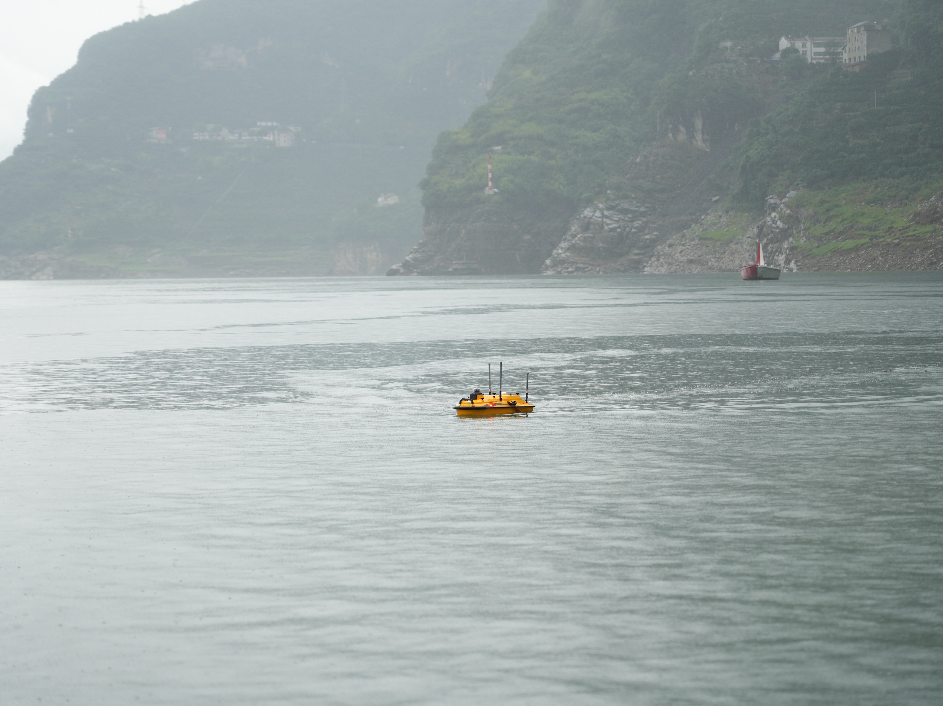 Apache 4 Pro – Professionelles Vermessungsboot (USV) für Bathymetrie &amp; Hydrologie